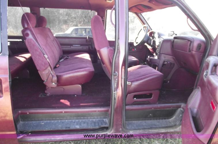 image for item B6049 1996 GMC Safari SLX mini van
