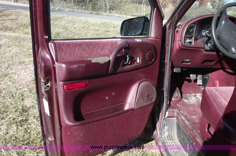 image for item B6049 1996 GMC Safari SLX mini van