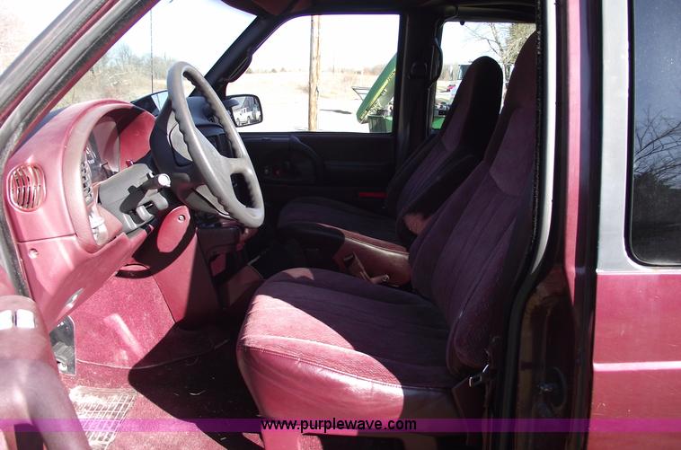 image for item B6049 1996 GMC Safari SLX mini van