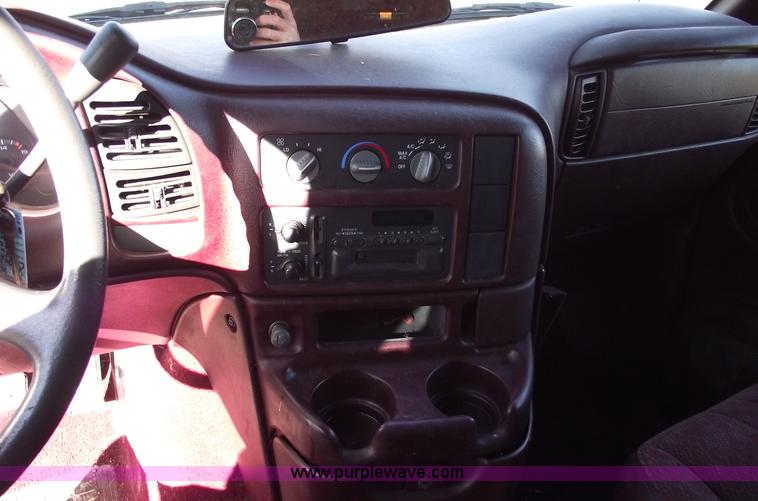 image for item B6049 1996 GMC Safari SLX mini van