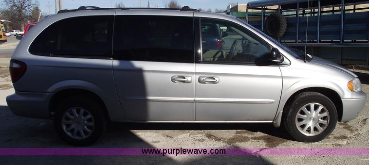 image for item B6116 2003 Chrysler Town & Country LX mini van