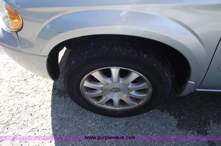 image for item B6116 2003 Chrysler Town & Country LX mini van