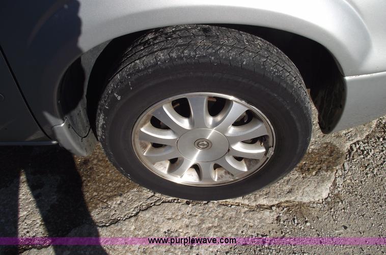 image for item B6116 2003 Chrysler Town & Country LX mini van