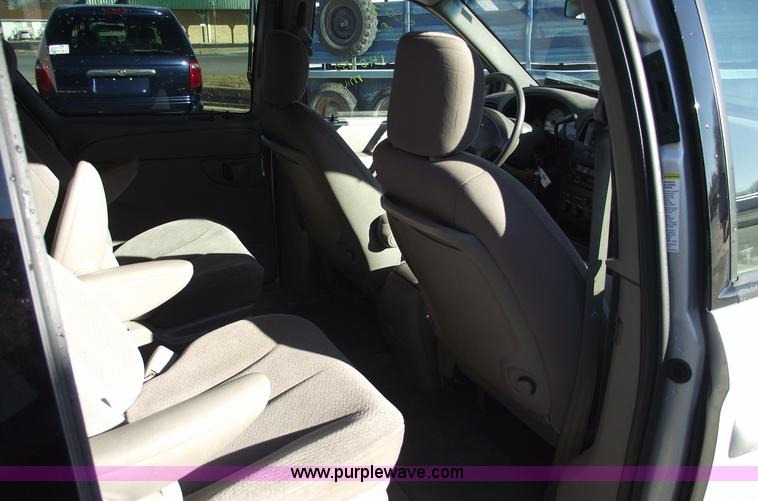 image for item B6116 2003 Chrysler Town & Country LX mini van