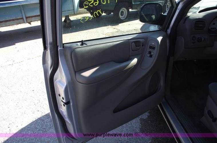 image for item B6116 2003 Chrysler Town & Country LX mini van