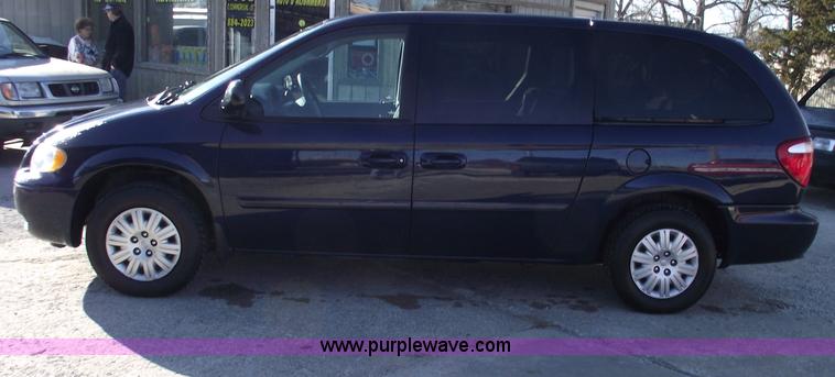 image for item B6117 2006 Chrysler Town & Country LX mini van