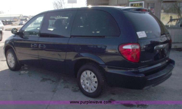 image for item B6117 2006 Chrysler Town & Country LX mini van