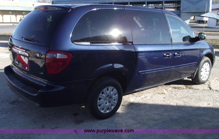 image for item B6117 2006 Chrysler Town & Country LX mini van