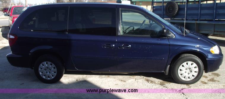 image for item B6117 2006 Chrysler Town & Country LX mini van