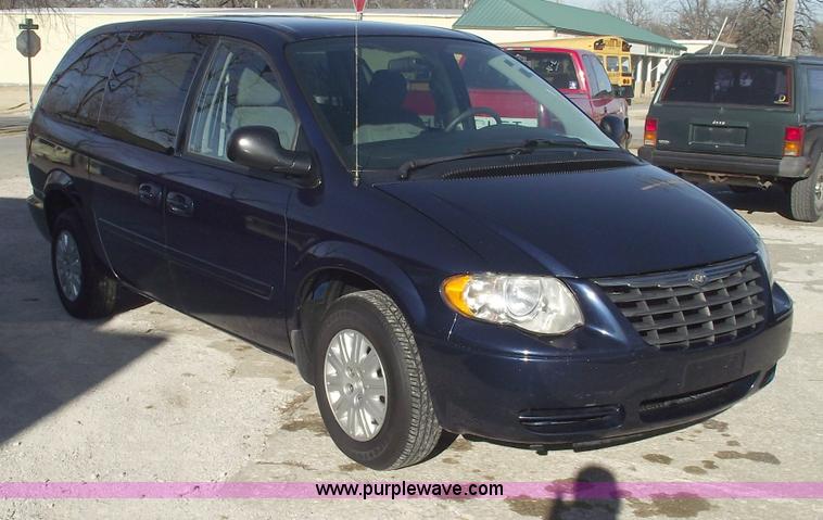 image for item B6117 2006 Chrysler Town & Country LX mini van
