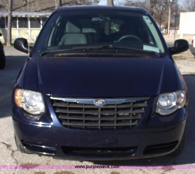 image for item B6117 2006 Chrysler Town & Country LX mini van