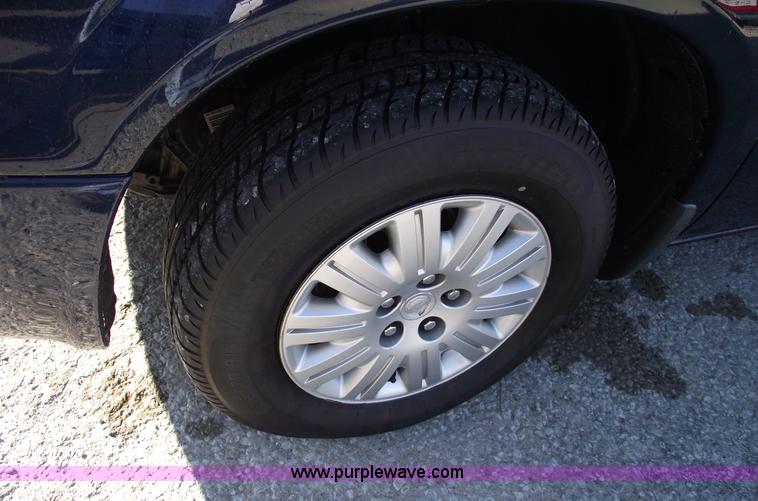 image for item B6117 2006 Chrysler Town & Country LX mini van