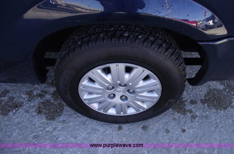 image for item B6117 2006 Chrysler Town & Country LX mini van