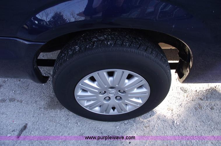 image for item B6117 2006 Chrysler Town & Country LX mini van