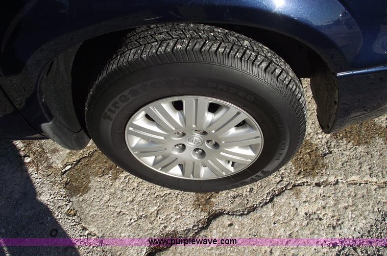 image for item B6117 2006 Chrysler Town & Country LX mini van