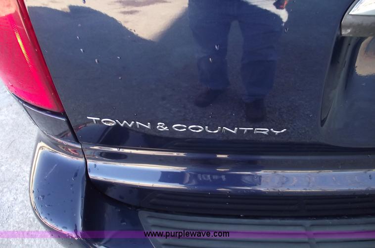 image for item B6117 2006 Chrysler Town & Country LX mini van
