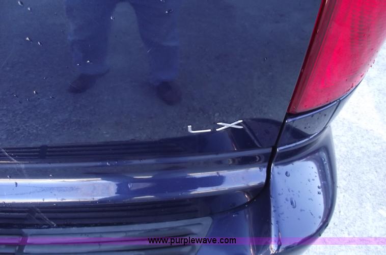 image for item B6117 2006 Chrysler Town & Country LX mini van