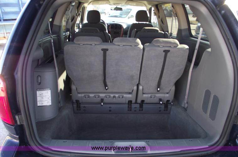 image for item B6117 2006 Chrysler Town & Country LX mini van
