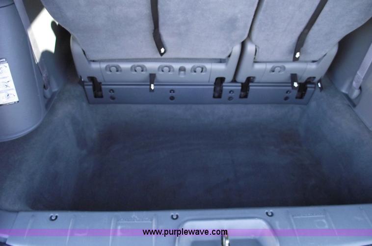 image for item B6117 2006 Chrysler Town & Country LX mini van