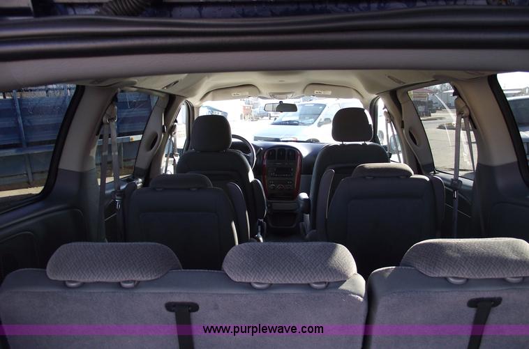 image for item B6117 2006 Chrysler Town & Country LX mini van