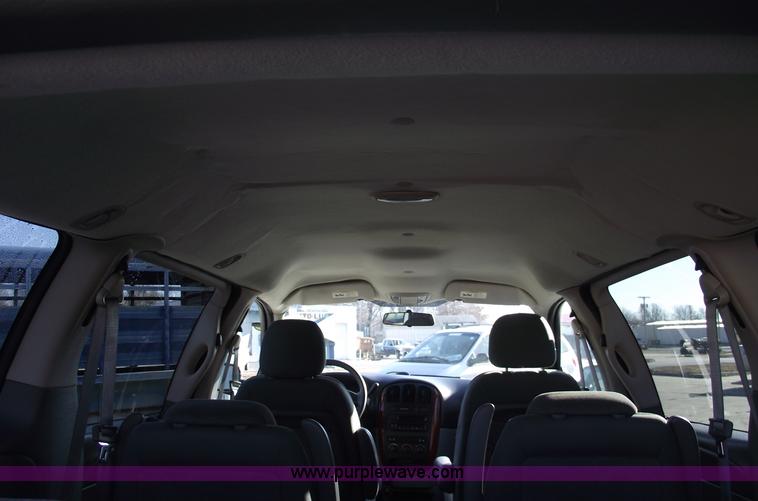 image for item B6117 2006 Chrysler Town & Country LX mini van