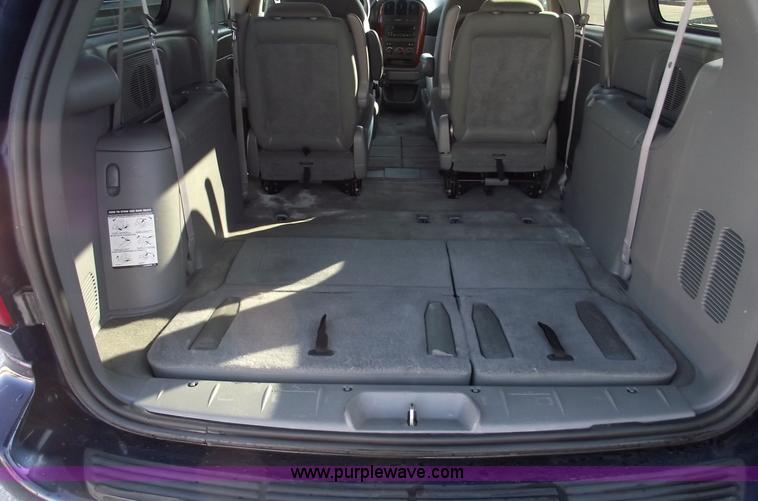 image for item B6117 2006 Chrysler Town & Country LX mini van
