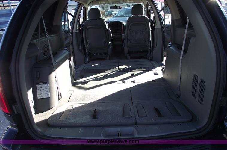 image for item B6117 2006 Chrysler Town & Country LX mini van