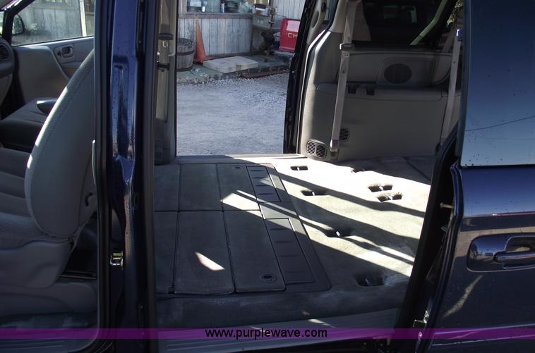 image for item B6117 2006 Chrysler Town & Country LX mini van