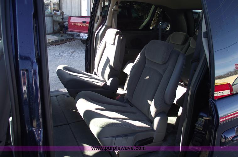 image for item B6117 2006 Chrysler Town & Country LX mini van