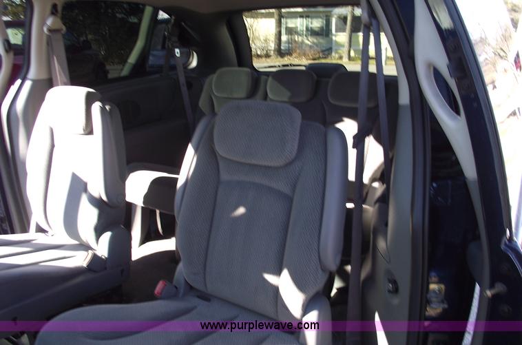 image for item B6117 2006 Chrysler Town & Country LX mini van