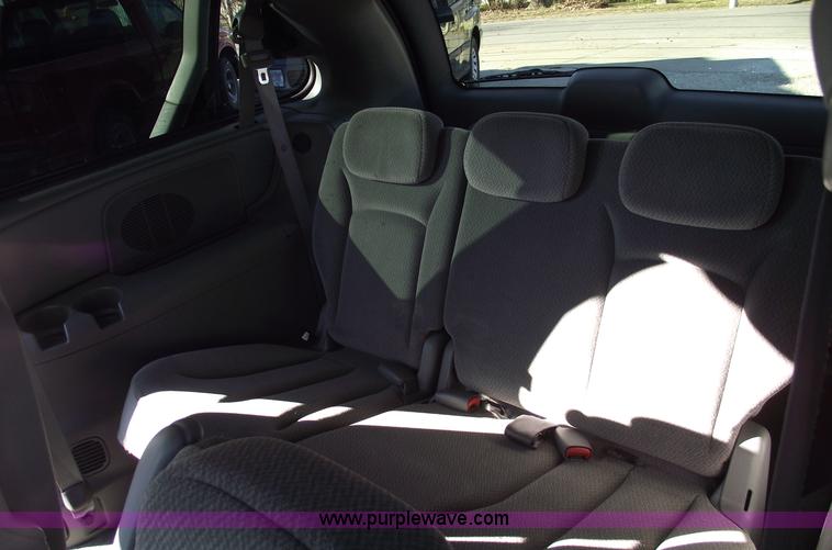 image for item B6117 2006 Chrysler Town & Country LX mini van