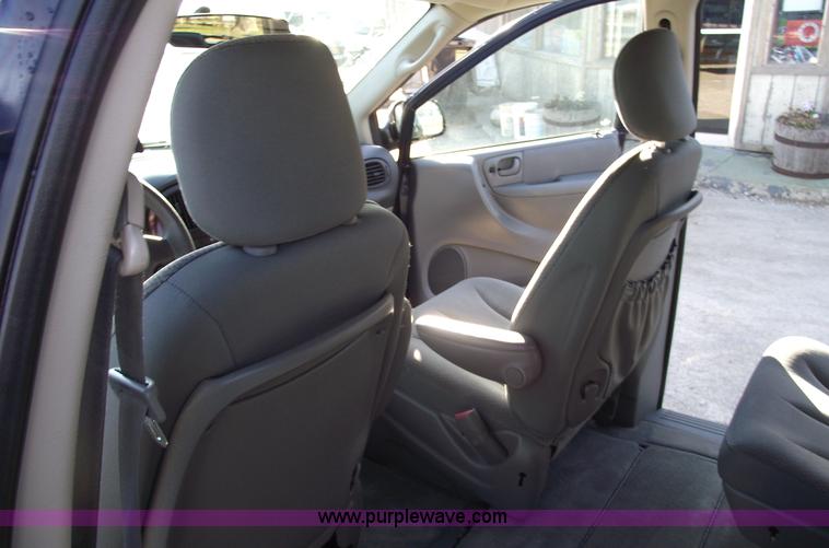 image for item B6117 2006 Chrysler Town & Country LX mini van
