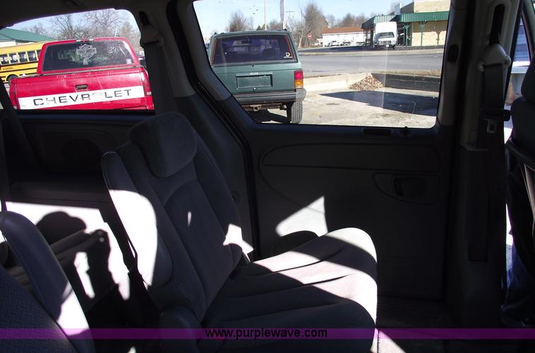 image for item B6117 2006 Chrysler Town & Country LX mini van