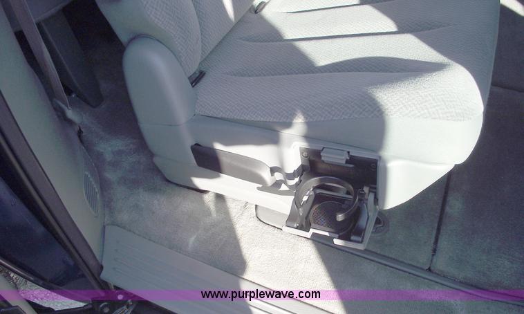 image for item B6117 2006 Chrysler Town & Country LX mini van