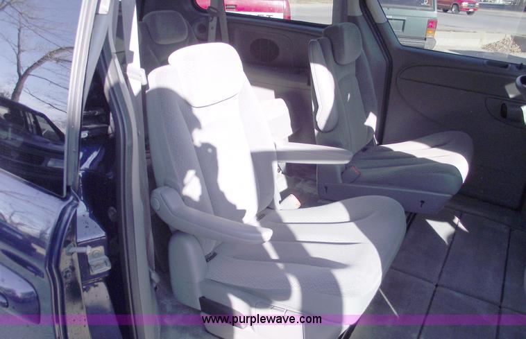 image for item B6117 2006 Chrysler Town & Country LX mini van