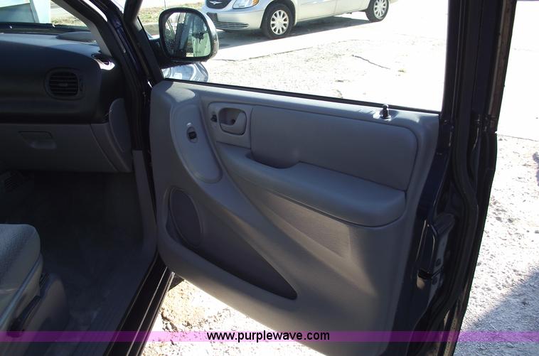image for item B6117 2006 Chrysler Town & Country LX mini van