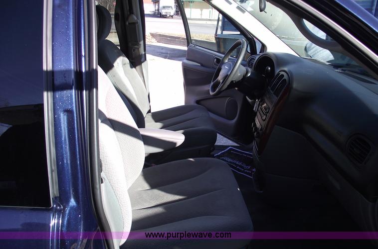 image for item B6117 2006 Chrysler Town & Country LX mini van