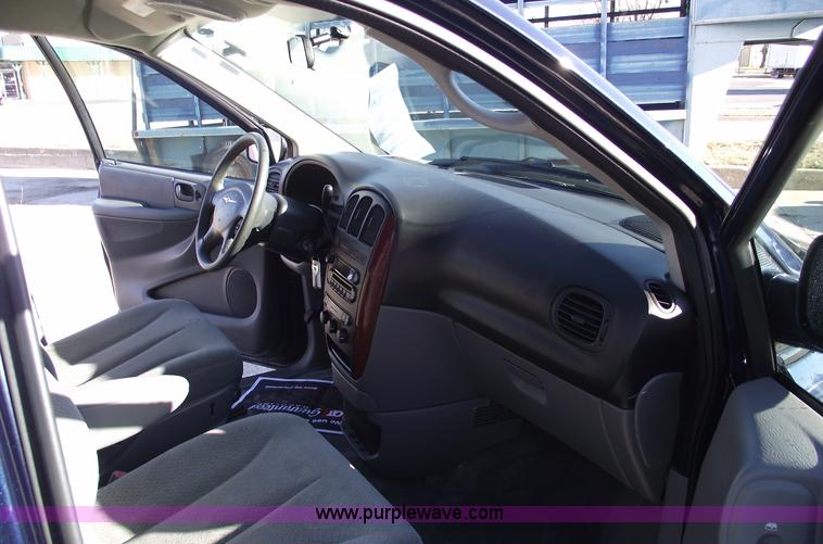 image for item B6117 2006 Chrysler Town & Country LX mini van