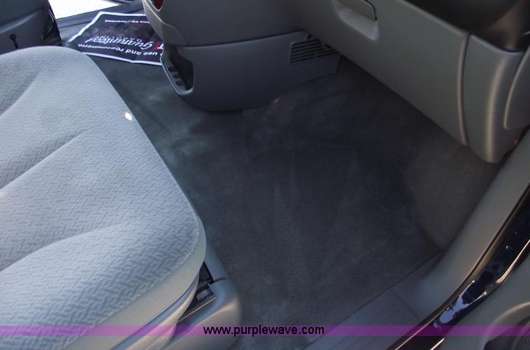 image for item B6117 2006 Chrysler Town & Country LX mini van