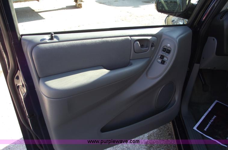 image for item B6117 2006 Chrysler Town & Country LX mini van