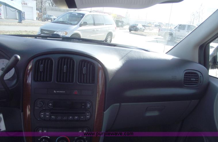 image for item B6117 2006 Chrysler Town & Country LX mini van