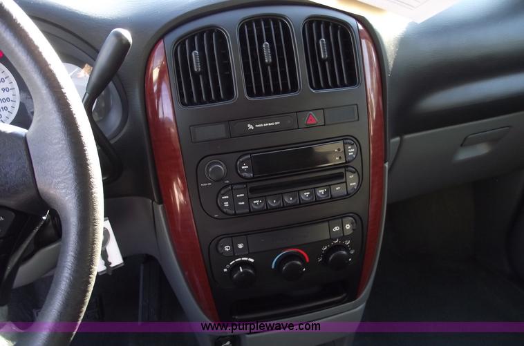 image for item B6117 2006 Chrysler Town & Country LX mini van