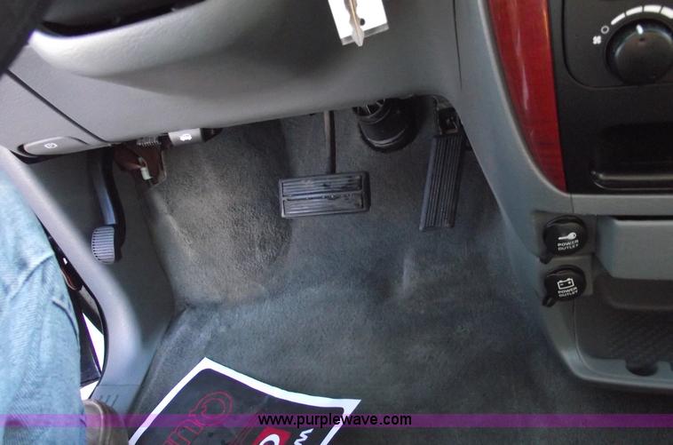 image for item B6117 2006 Chrysler Town & Country LX mini van