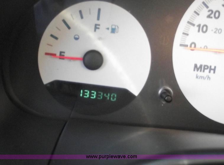 image for item B6117 2006 Chrysler Town & Country LX mini van