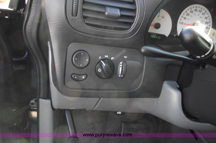 image for item B6117 2006 Chrysler Town & Country LX mini van