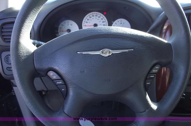 image for item B6117 2006 Chrysler Town & Country LX mini van