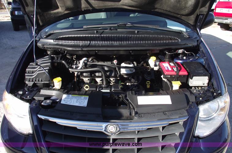 image for item B6117 2006 Chrysler Town & Country LX mini van