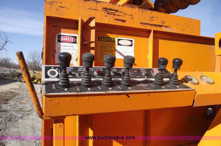 image for item B6118 1993 GMC TopKick digger derrick truck