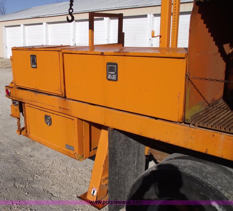 image for item B6118 1993 GMC TopKick digger derrick truck