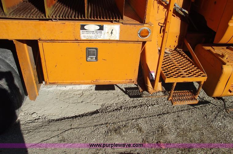 image for item B6118 1993 GMC TopKick digger derrick truck